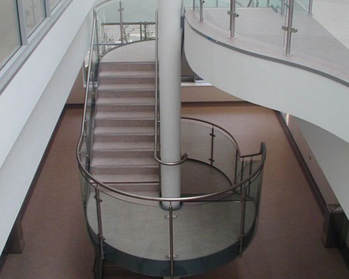 Cầu thang kiếng cường lực 